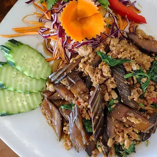 PAD MAEKRUA KAI (ผัดมะเขือยาวไก่สับ)