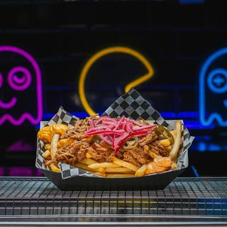 Papas frita mechada y Encurtida