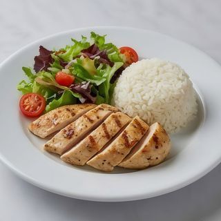 Plato De Pollo Con Arroz Y Ensalada