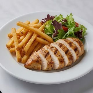 Plato De Pollo Con Patatas Y Ensalada