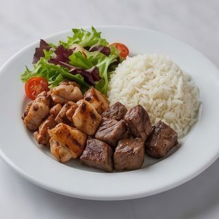 Plato De Pollo Y Ternera Con Arroz Y Ensalada