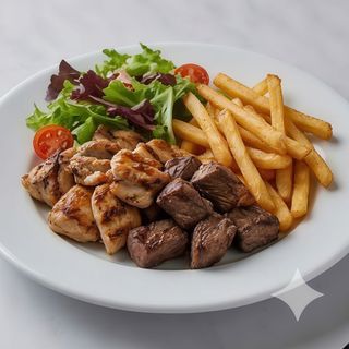 Plato De Pollo Y Ternera Con Patatas Y Ensalada