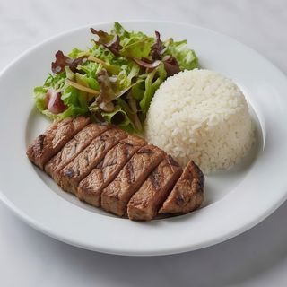 Plato De Ternera Con Arroz Y Ensalada
