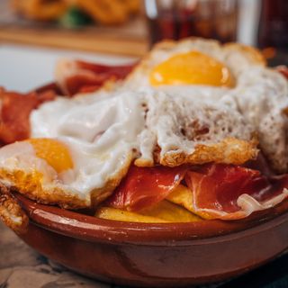 Huevos fritos con jamón y patatas