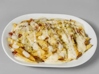 Patatas con queso y bacon