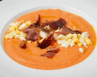 Salmorejo con Huevo y Jamón