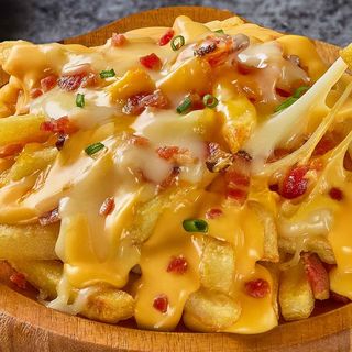 Patatas Fritas con Queso Cheddar y Bacon