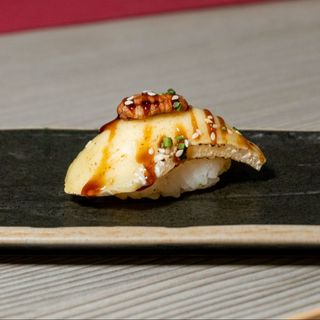 38. Nigiri Queso Brie con nueces