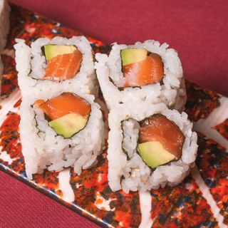 51. California Salmón, Aguacate y sésamo