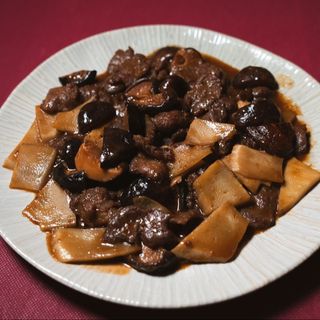 28A. Ternera con bambú y setas