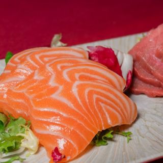 83. Sashimi Salmon (8u)