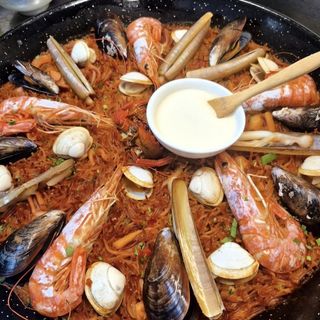 Fideos Tostados Con Mariscos (Paellera Para 2 Personas)
