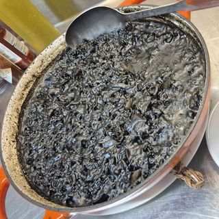 Arroz Negro Con Choco De La Ría (Paellera Para 2 Personas)