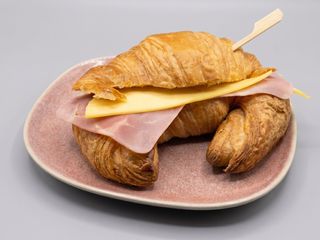 Croissant relleno jamón y queso