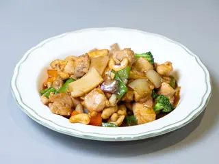 Chicken salteado con anacardos