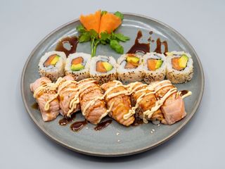 N53 sushi salmón asado y maki