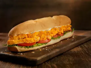 Bocadillo De Filete Empanado Y Queso