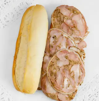 Bocadillo De Mechada Y Queso