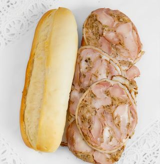Bocadillo De Mechada Y Queso
