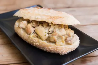 Bocadillo De Pollo Relleno