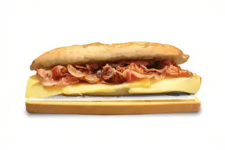 Bocadillo De Bacon Con Cochino Y Queso