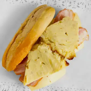 Bocadillo De Tortilla Y Jamón