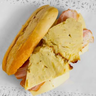 Bocadillo De Tortilla Y Jamón