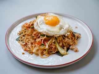 Tallarines con huevo salteado y pollo picado