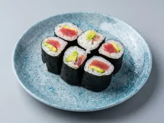 Maki Atun y aguacate