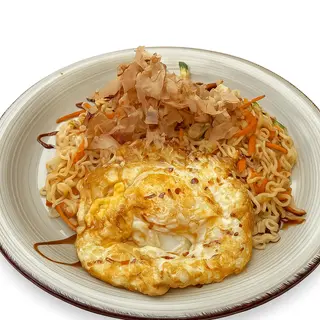 Pancit canton con huevo frito