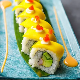 Rollo de mariscos con mango