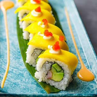 Rollo de mariscos con mango