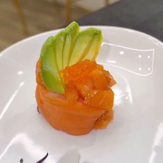 34.Gunkan Tartar Salmón (1 Pza.)