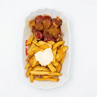 Salchicha con salsa de curry y patatas fritas