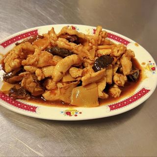 Pollo con bambú y setas