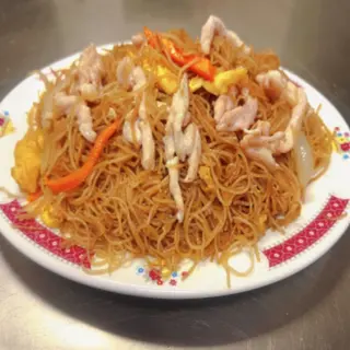 Fideos de arroz con pollo