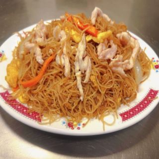 Fideos de arroz con pollo