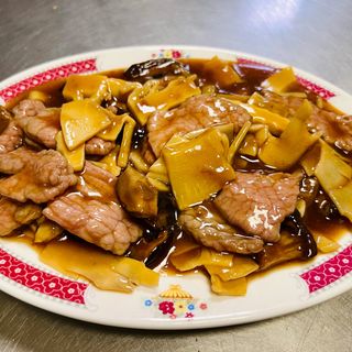 Ternera con bambú y setas
