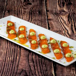 Salmón marinado con citricos y aguacate