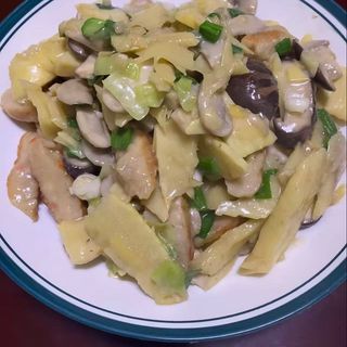 56 Pescado con bambú y setas