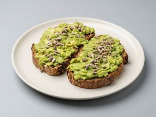 Tostada con aguacate, tomate y semillas