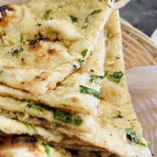 Naan con Queso y Ajo / Cheese and Garlic Naan