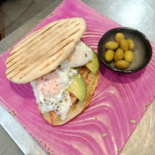 Mollete Aguacate Con Tomate Y Huevo Poché