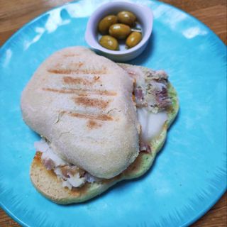 Mollete Chicharrones