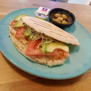 Mollete Aguacate Con Salmón