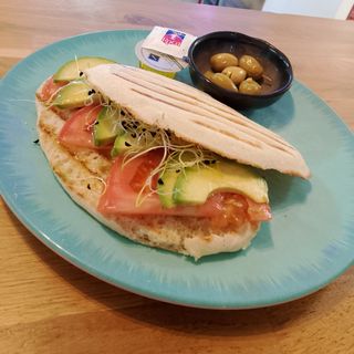 Mollete Aguacate Con Salmón