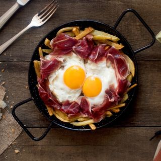 Huevos rotos con jamón iberico