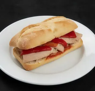 Bocadillo De Melva Con Pimiento Morrón