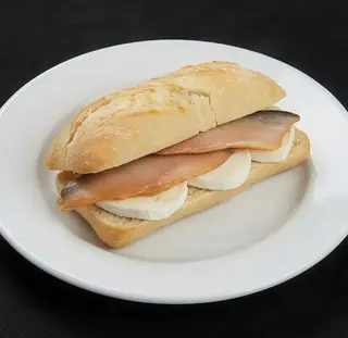 Bocadillo De Palometa Con Queso Fresco
