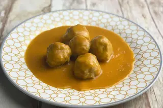 Tapa De Albóndigas En Salsa